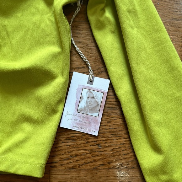 BNWT Jessica Simpson Active lime green long sleeve crop.  Size medium.  New! - Picture 2 of 5